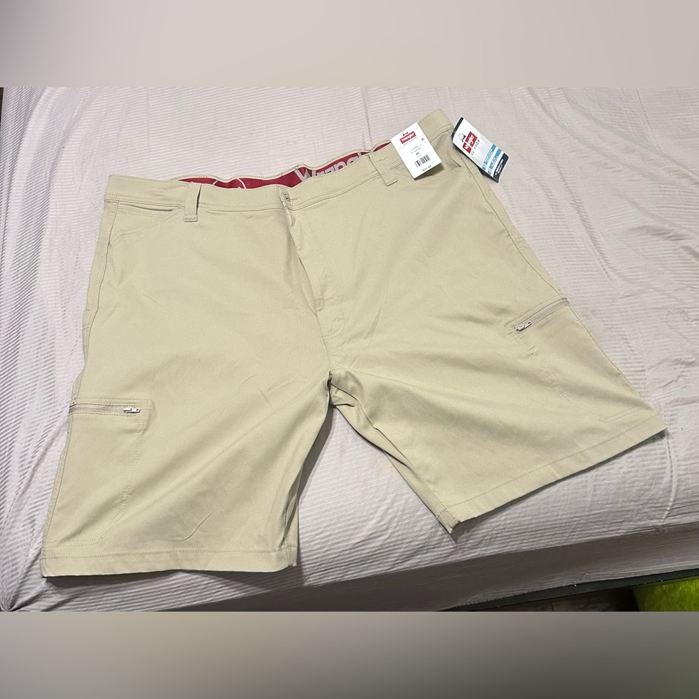 Wrangler Outdoor khaki utility cargo pants with a comfort flex size 48